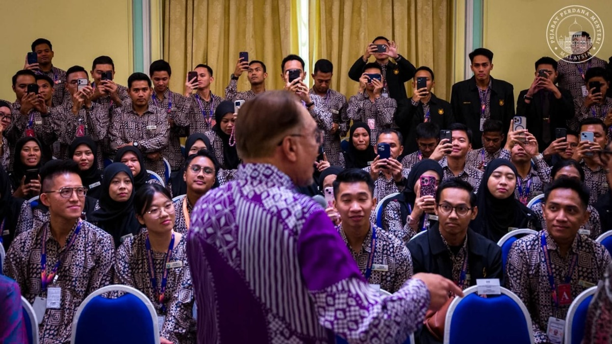 PM Anwar Calls On Civil Service To Embrace Reform While Maintaining Ethical Standards