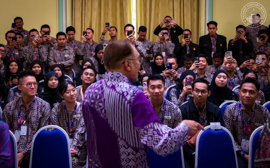 PM Anwar Calls On Civil Service To Embrace Reform While Maintaining Ethical Standards