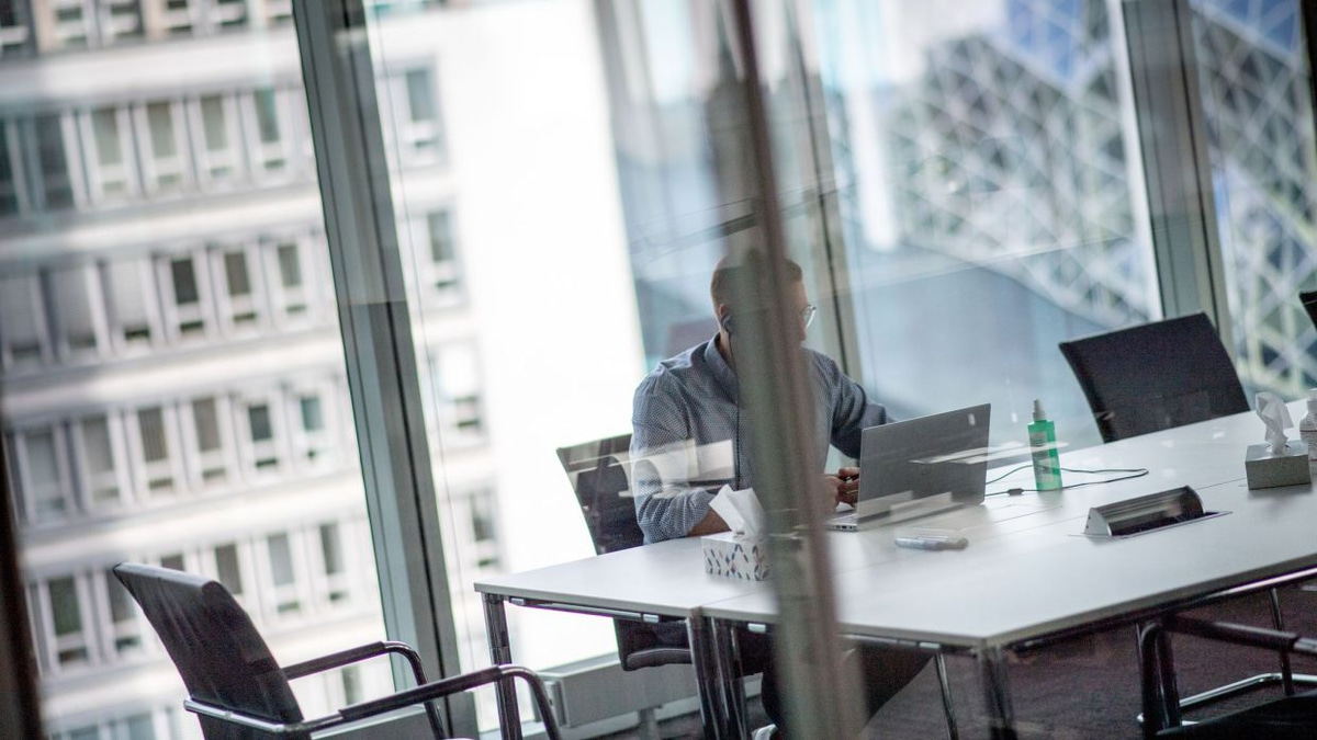 UK Survey Reveals Growing Reluctance Towards AI Adoption Despite Workplace Pressure