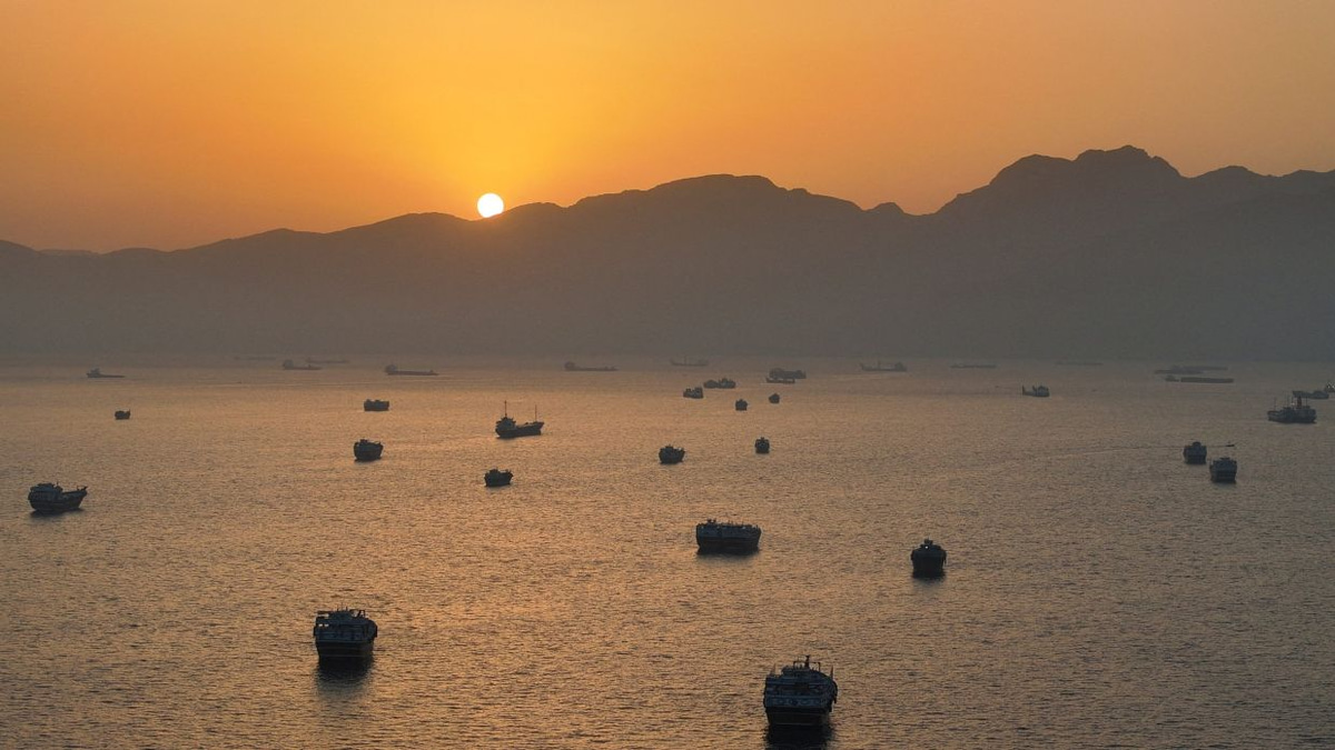 Iran-US Deal Frees Stranded Oil Tankers in Hormuz, Easing Global Supply Crunch