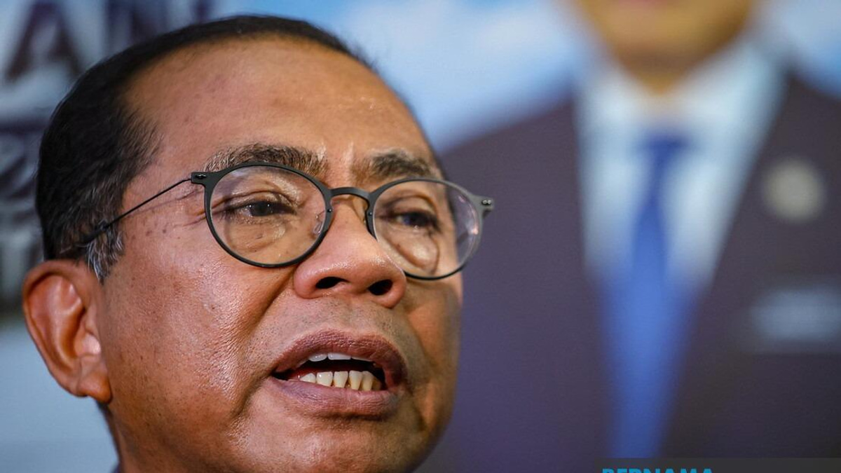 Malaysia's Defence Minister Mohamed Khaled Begins Strategic Visit to Vietnam