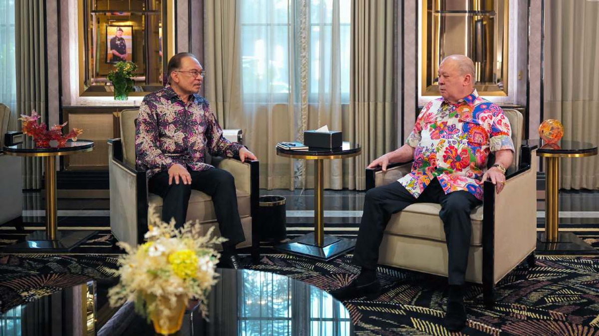 King Receives Prime Minister in Pre-Merdeka Audience