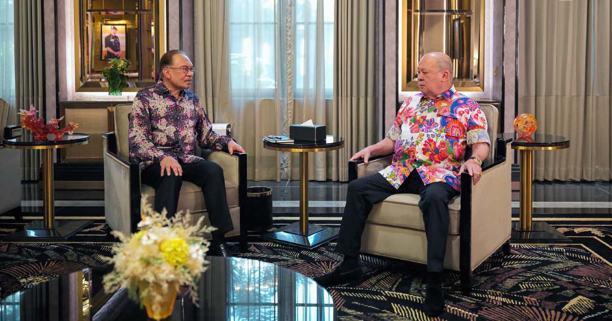 King Receives Prime Minister in Pre-Merdeka Audience