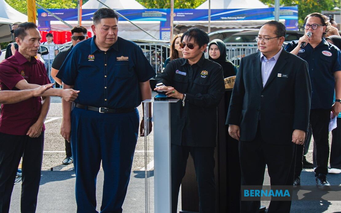 Azalina Calls for Voter Support of BN in Johor Election, Citing Administrative Continuity
