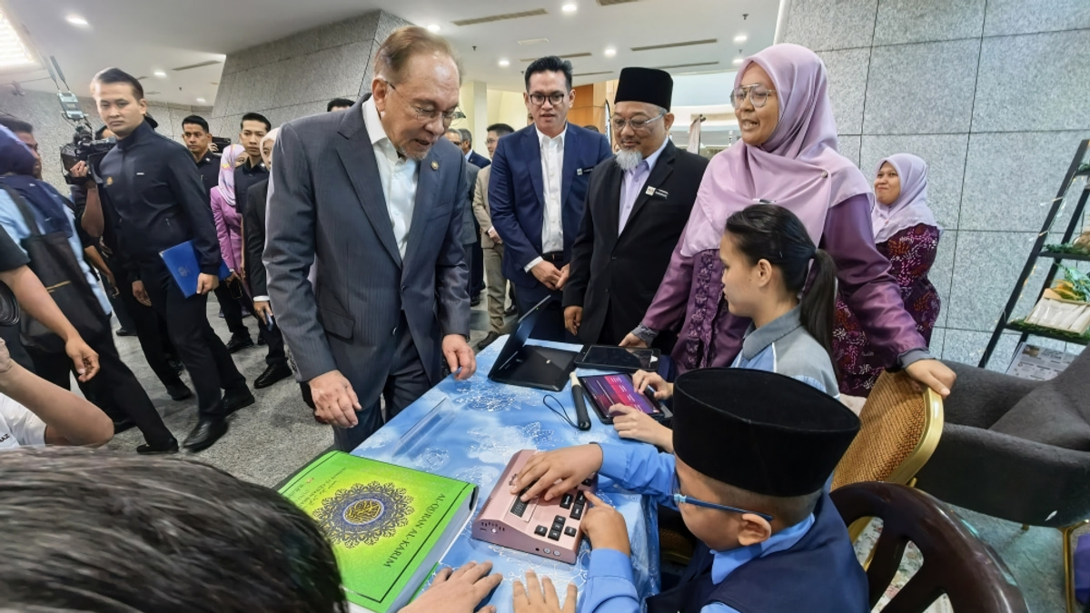 Anwar: Learning Foreign Languages Strengthens Rather Than Weakens Bahasa Melayu