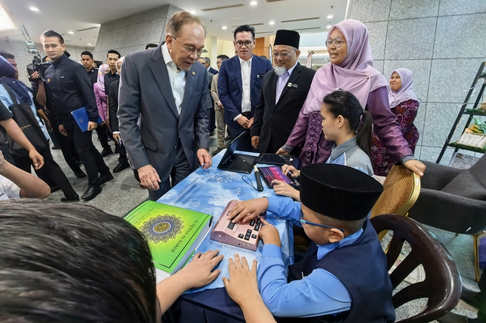 Anwar: Learning Foreign Languages Strengthens Rather Than Weakens Bahasa Melayu
