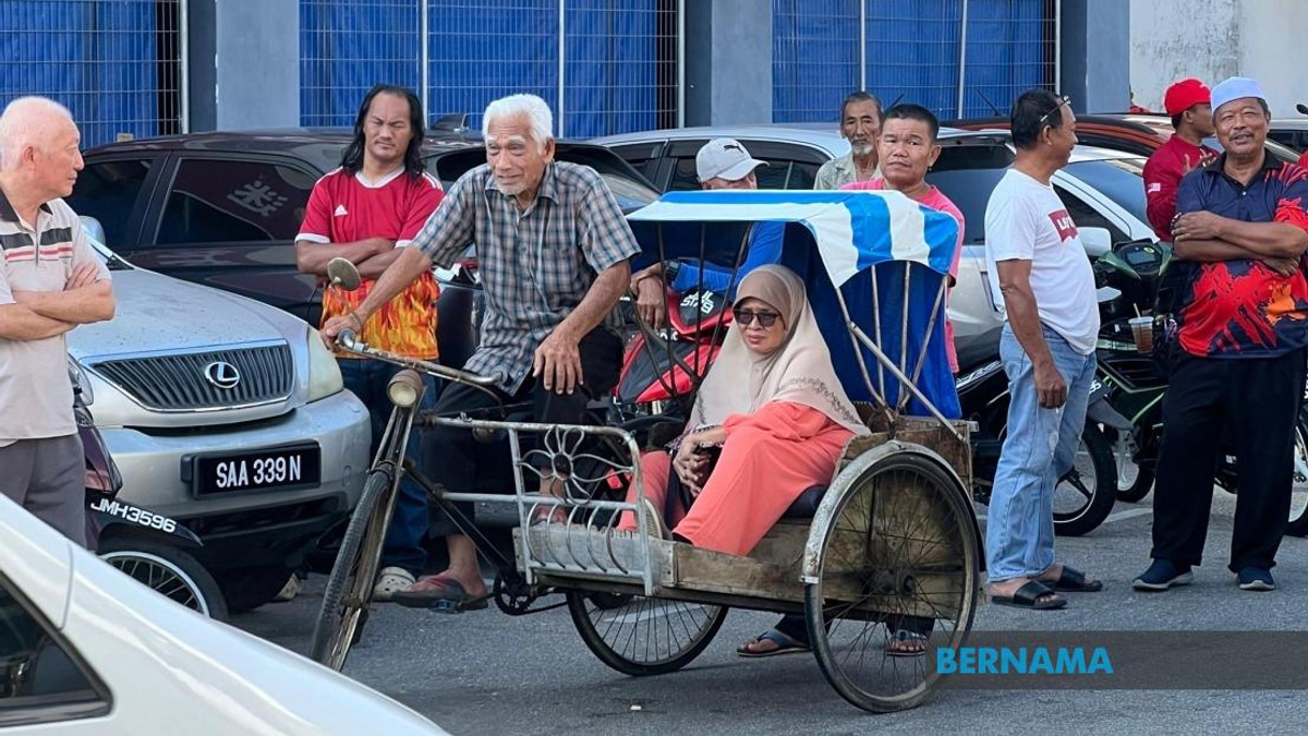 Octogenarian Pedals Trishaw Through Heat to Glimpse PM Anwar at Batu Pahat Campaign Stop