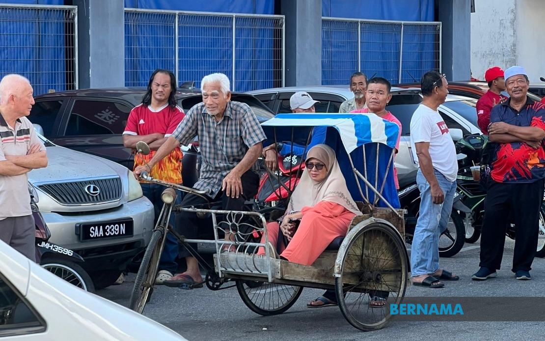 Octogenarian Pedals Trishaw Through Heat to Glimpse PM Anwar at Batu Pahat Campaign Stop
