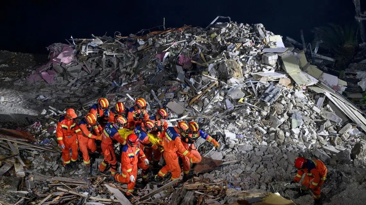 China Uses Explosives in Desperate Bid to Reach 34 Missing After Landslide