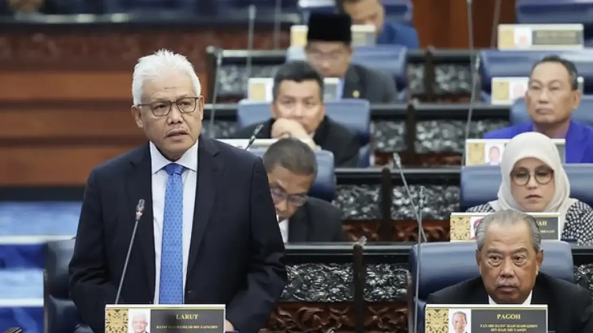 Hamzah Returns to Opposition Leader's Front-Row Seat as Muhyiddin Shifts Down in Dewan