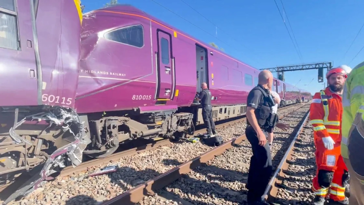 One Dead, Dozens Injured in UK Train Collision North of London