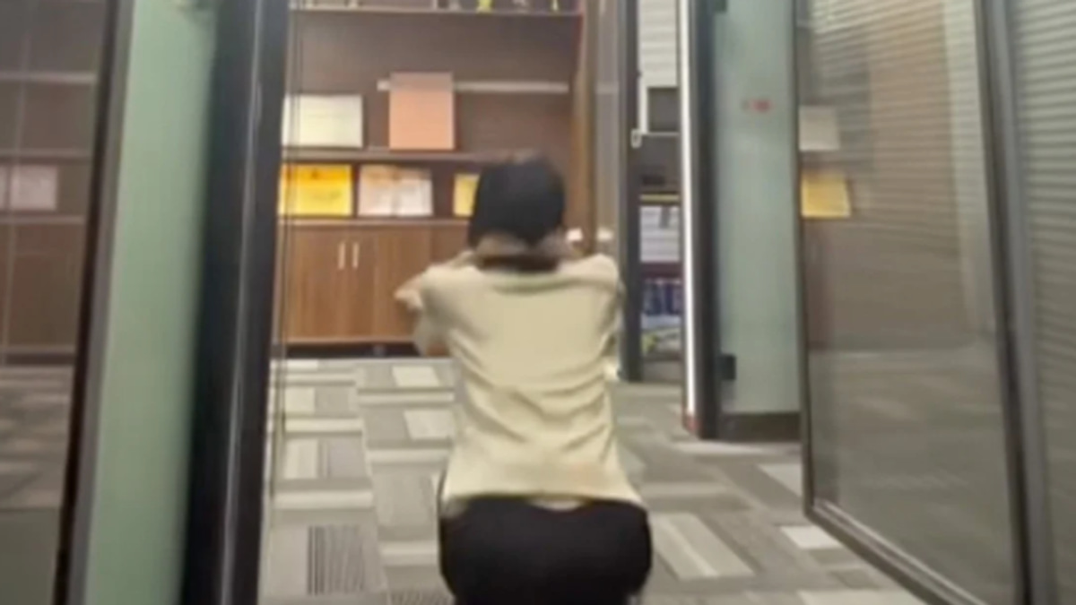 Chinese Financial Consultant Hospitalized After Manager Orders 200 Squats as Work Punishment
