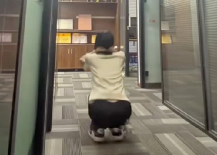 Chinese Financial Consultant Hospitalized After Manager Orders 200 Squats as Work Punishment