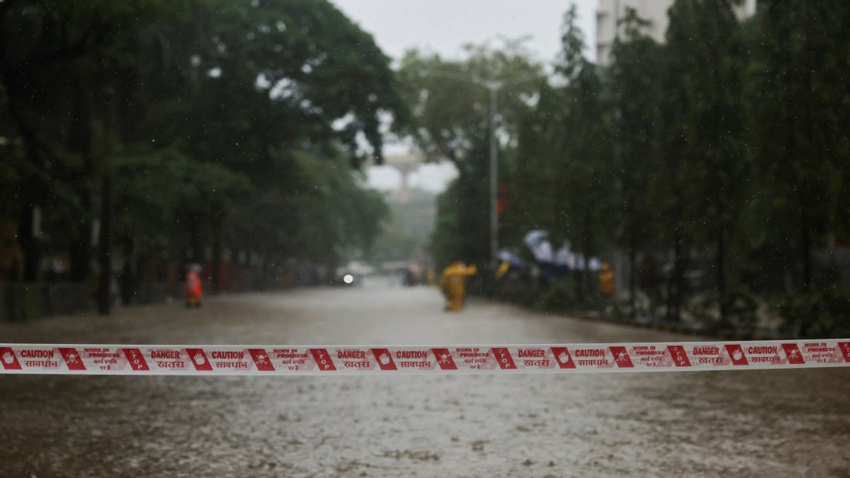 Six Dead as Heavy Monsoon Rains Collapse Building in Mumbai