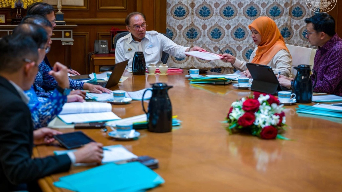 Anwar Pushes FELDA to Fast-track Second-generation Housing and Land Ownership Reforms