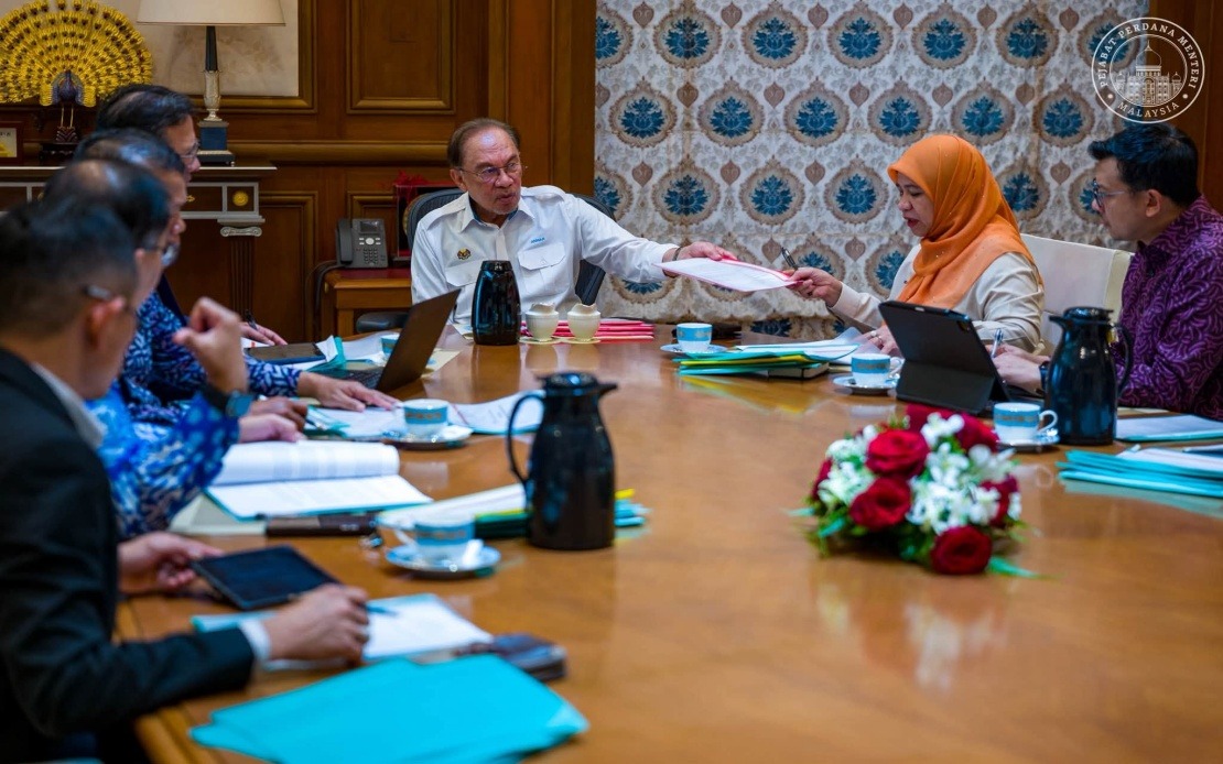 Anwar Pushes FELDA to Fast-track Second-generation Housing and Land Ownership Reforms