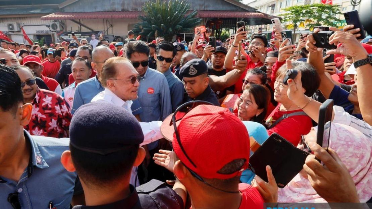 Anwar's Johor Campaign Visit Energises Pakatan Harapan Push in Machap and Layang-Layang
