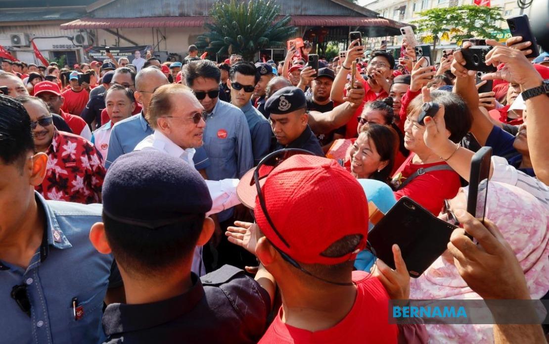 Anwar's Johor Campaign Visit Energises Pakatan Harapan Push in Machap and Layang-Layang