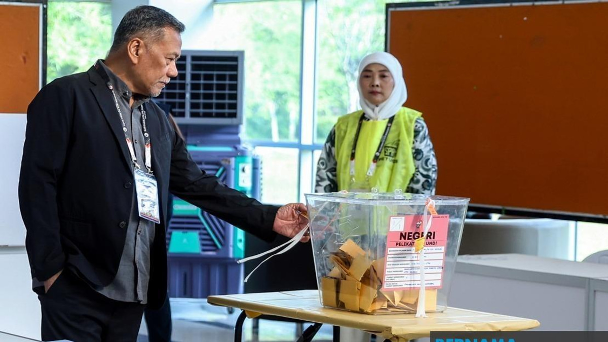EC Chief Visits Four Johor Polling Centres to Verify Election Integrity