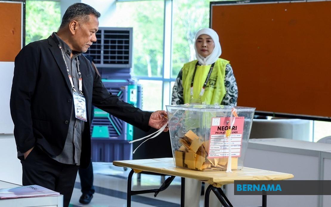 EC Chief Visits Four Johor Polling Centres to Verify Election Integrity