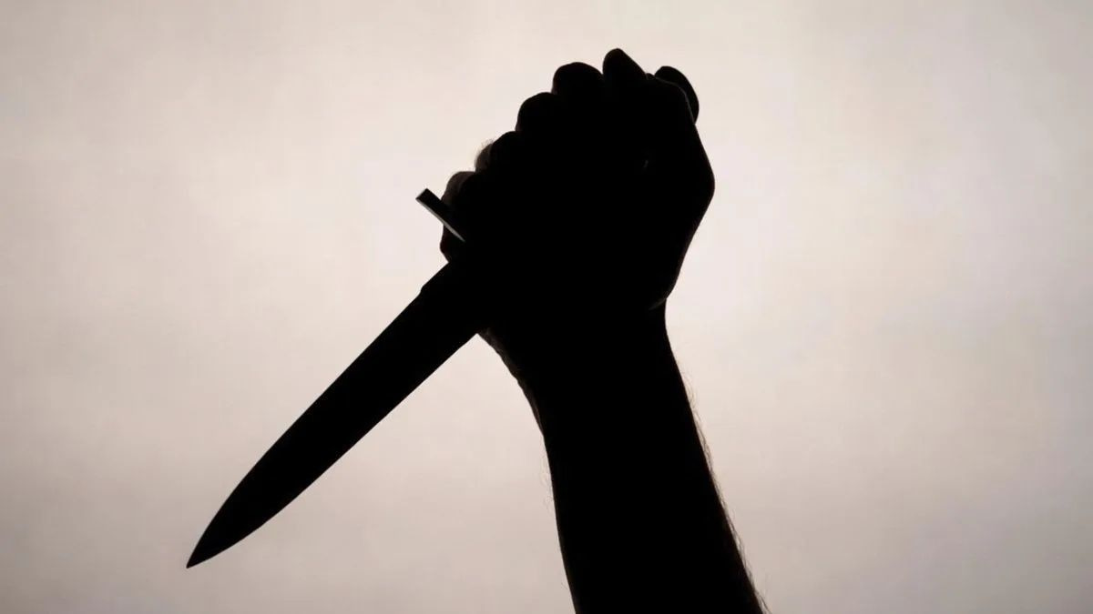Woman stabbed in broad daylight at Indian market; accused sought