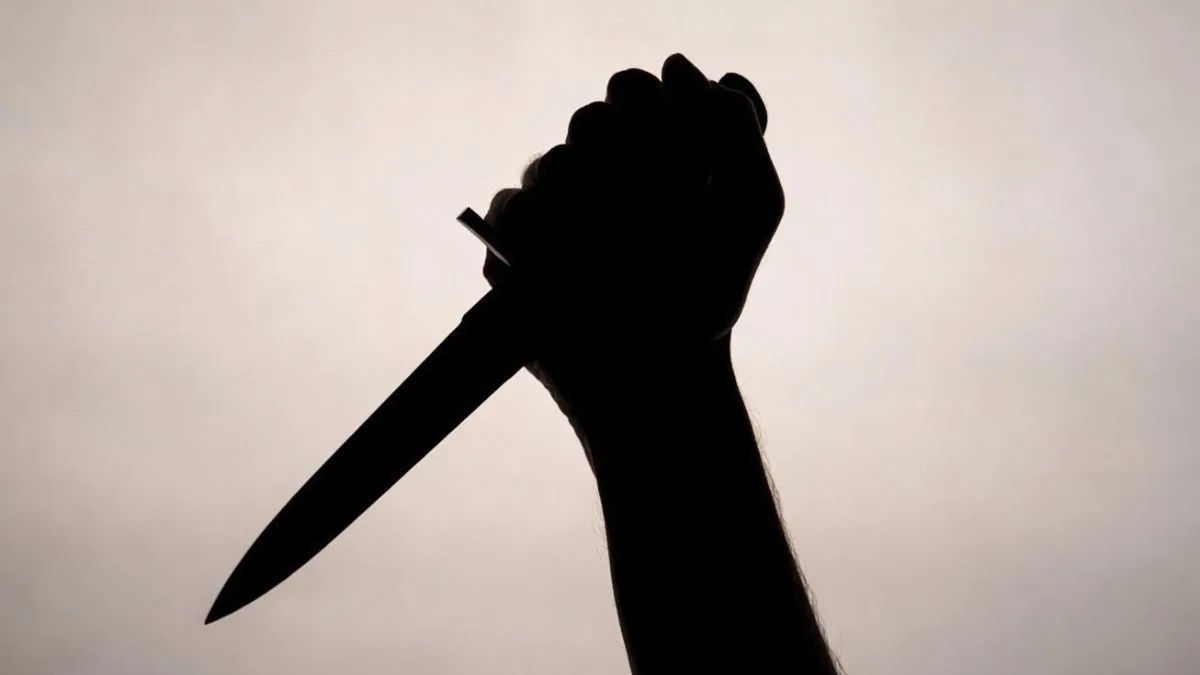Woman stabbed in broad daylight at Indian market; accused sought