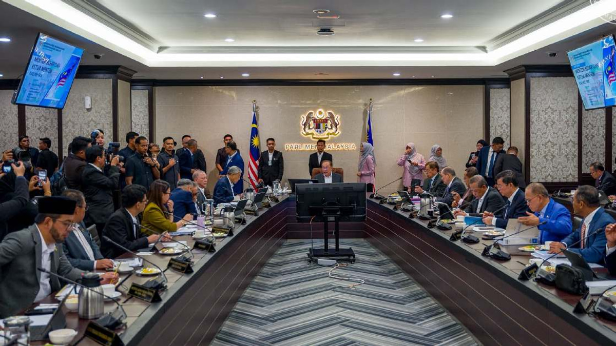 PM Anwar Leads Economic Revival Push at 149th Meeting of State Leaders