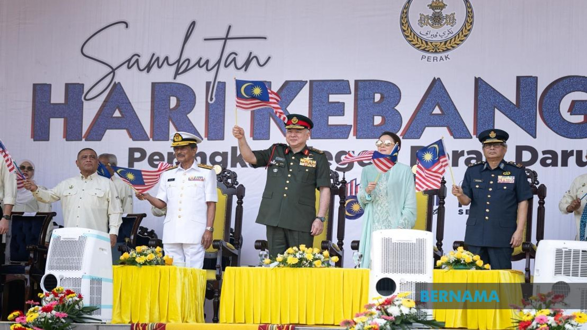 Sultan Nazrin Honours 11 National Heroes at Perak National Day Ceremony