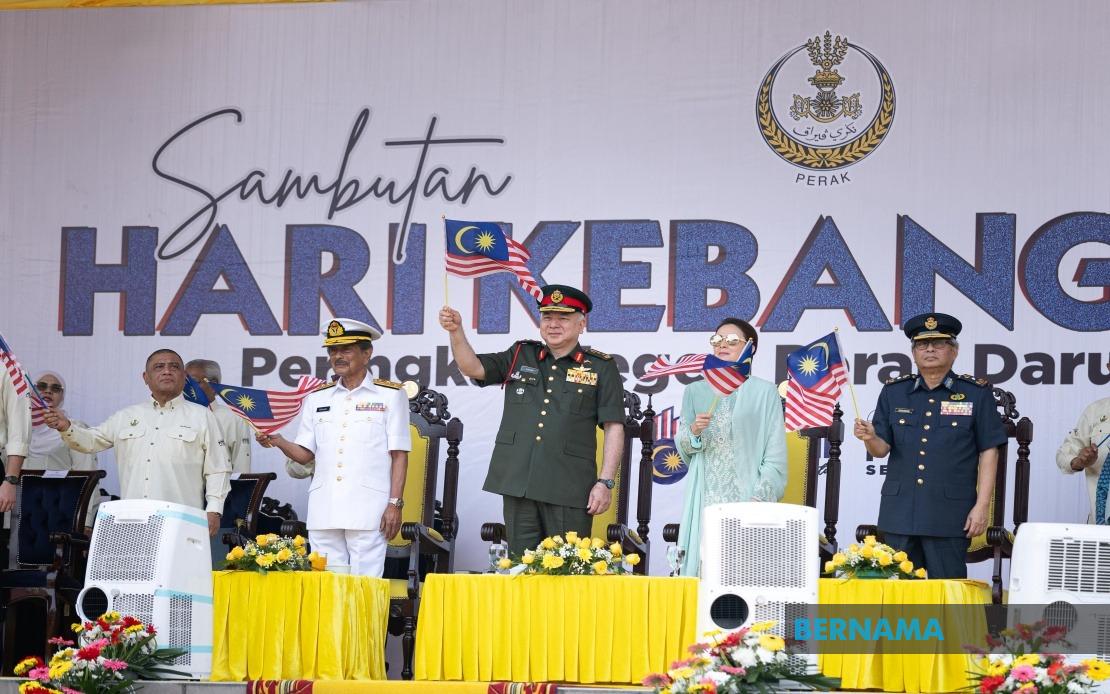 Sultan Nazrin Honours 11 National Heroes at Perak National Day Ceremony