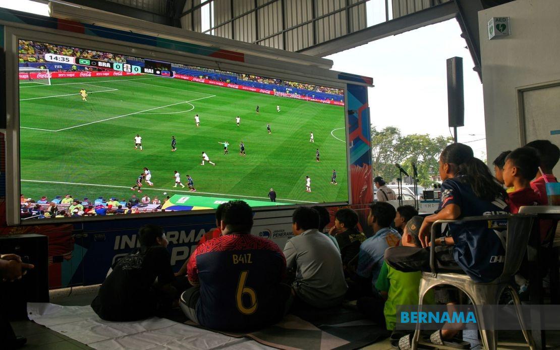 Free World Cup Broadcasts Ease Financial Burden on Malaysian Traders and Families