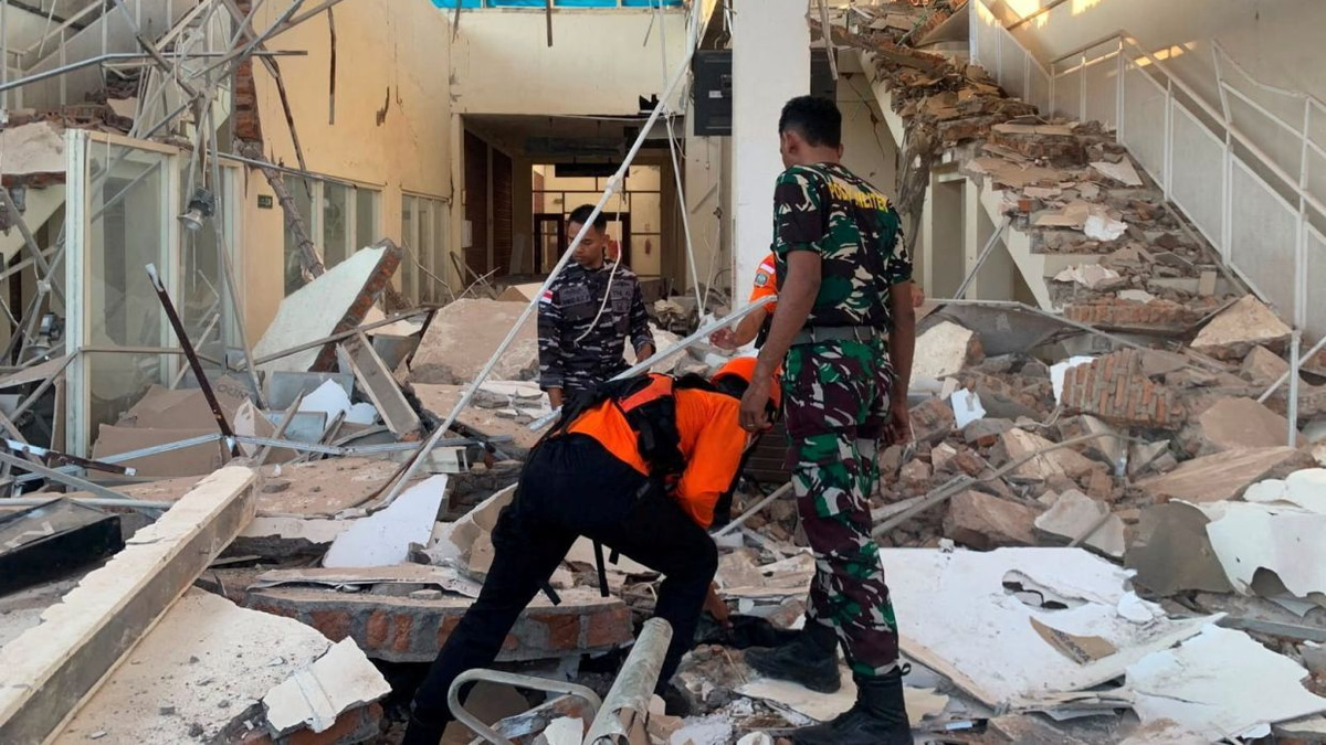 Massive 7.7 Earthquake Rocks Indonesia's Flores Region, Killing at Least Two