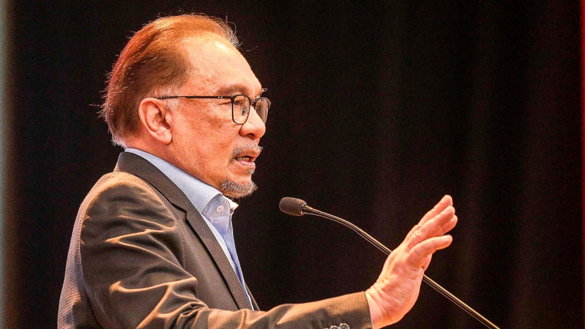Anwar Commends Customs on Seizure of Suspected Israel-Bound Shipment at Johor Port