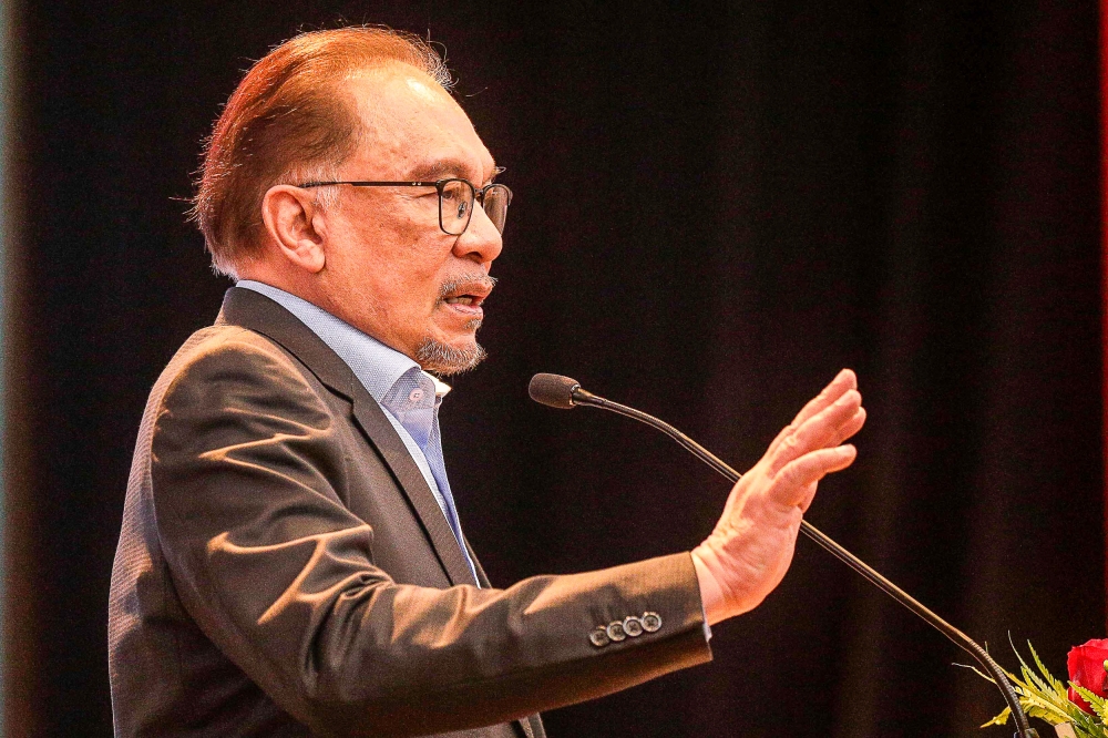 Anwar Commends Customs on Seizure of Suspected Israel-Bound Shipment at Johor Port