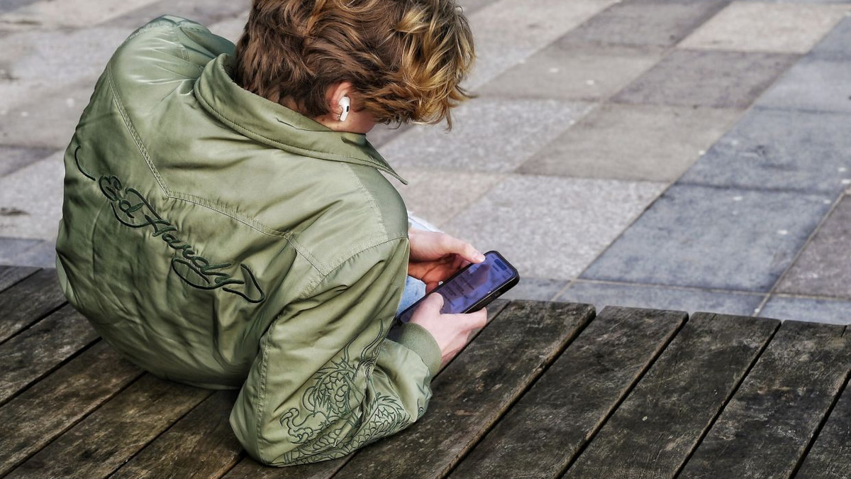 Survey reveals most UK teenagers would bypass planned overnight social media curfew