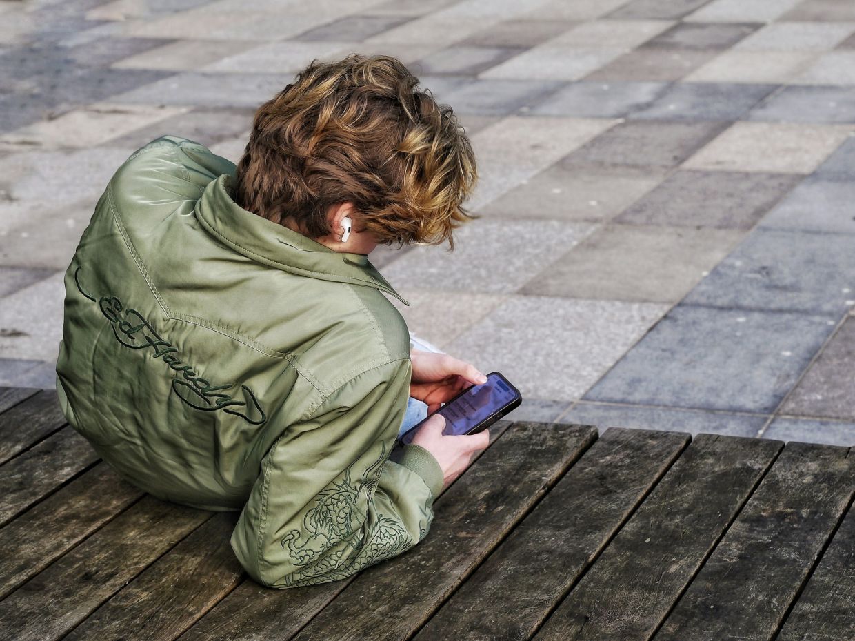 Survey reveals most UK teenagers would bypass planned overnight social media curfew
