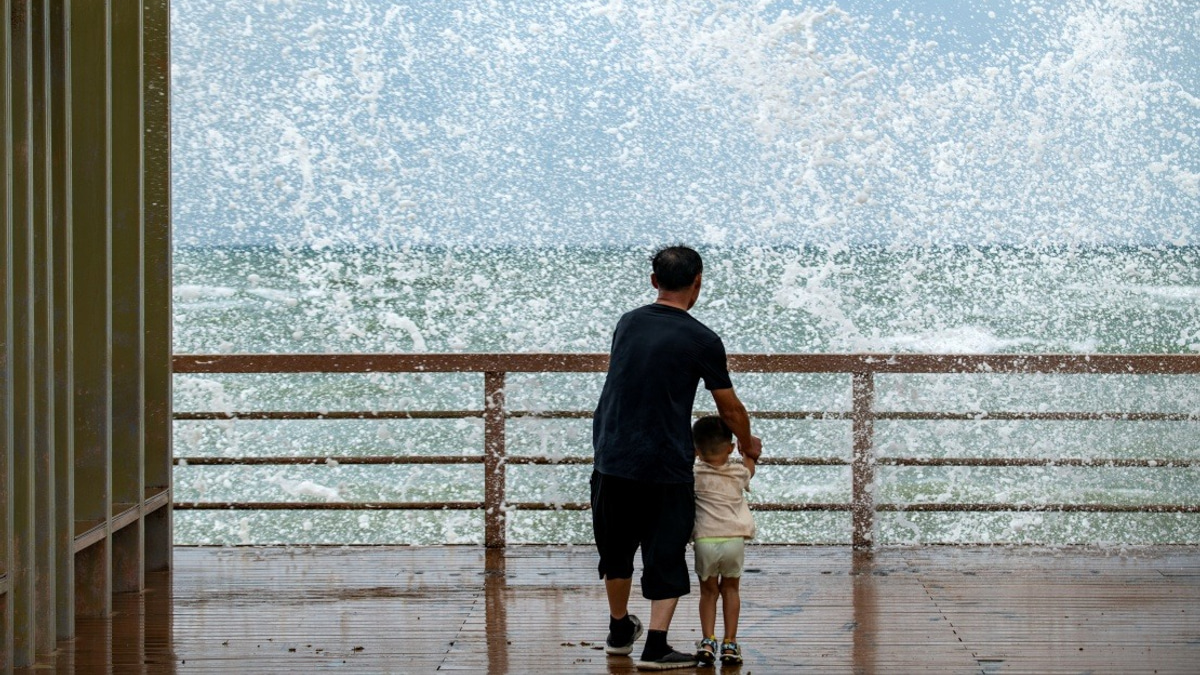 Typhoon Maysak Batters Hainan, Shutting Down Transport Networks Across Province