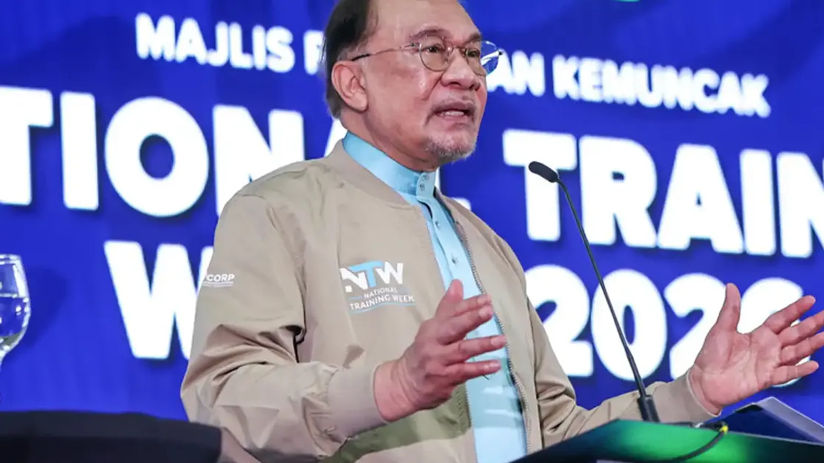 Anwar Criticises Sanusi's Comments on Non-Malay Loyalty