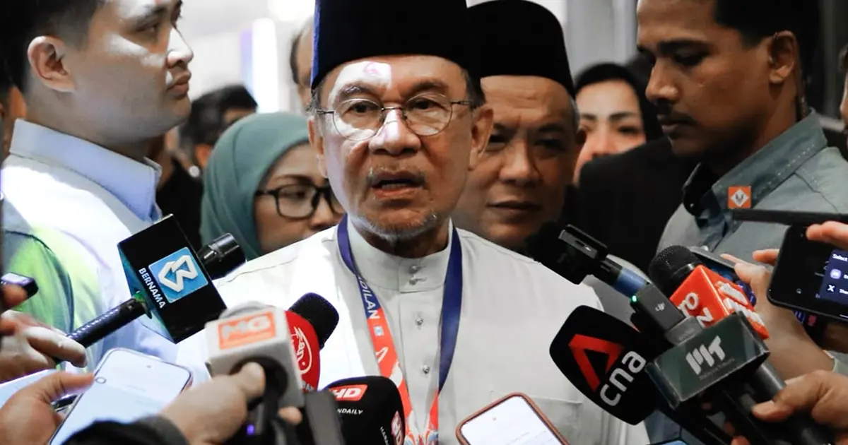Anwar Rebuffs Trust Concerns, Attributes Comments to Khairy's Personal Stance