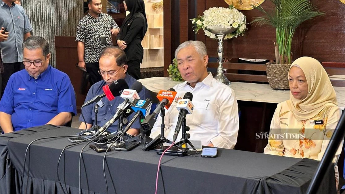 Zahid urges coalition partners to shelve Najib-Rosmah legacy in Johor push