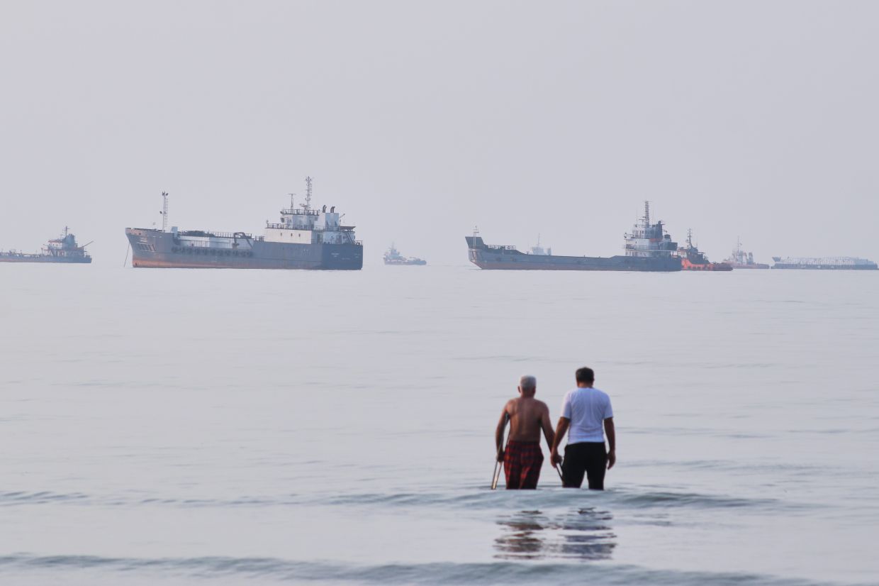 Iran Spurns Trump's Dialogue Offer, Demands Pre-Talk Concessions on Oil and Strait Access