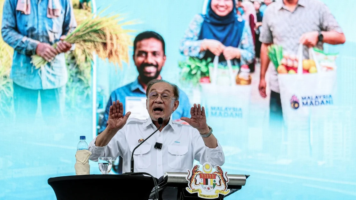 Anwar Boosts Community Safety Funding with RM10,000 Annual Neighbourhood Watch Grant