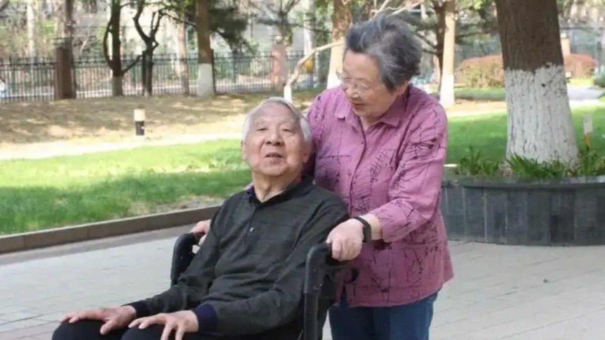 At 90, Beijing woman's devotion to Alzheimer's husband redefines dignity in old age