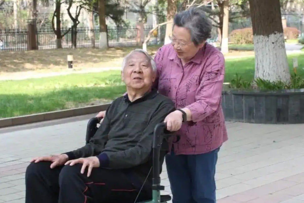 At 90, Beijing woman's devotion to Alzheimer's husband redefines dignity in old age