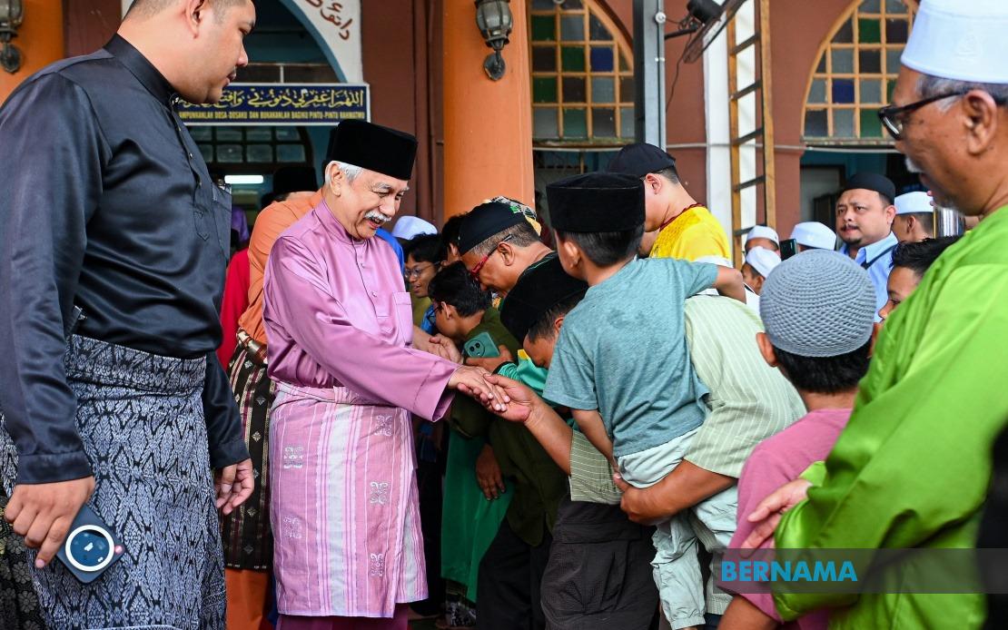 Tuanku Muhriz Leads Friday Prayers at Seremban Mosque with Over 500 Congregants