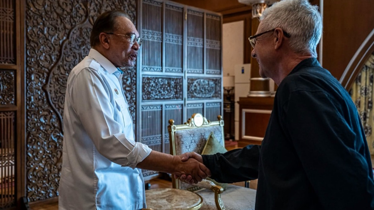 Anwar Discusses Formula 1 Event Planning With Singapore GP Director Ahead of October Bahrain Grand Prix