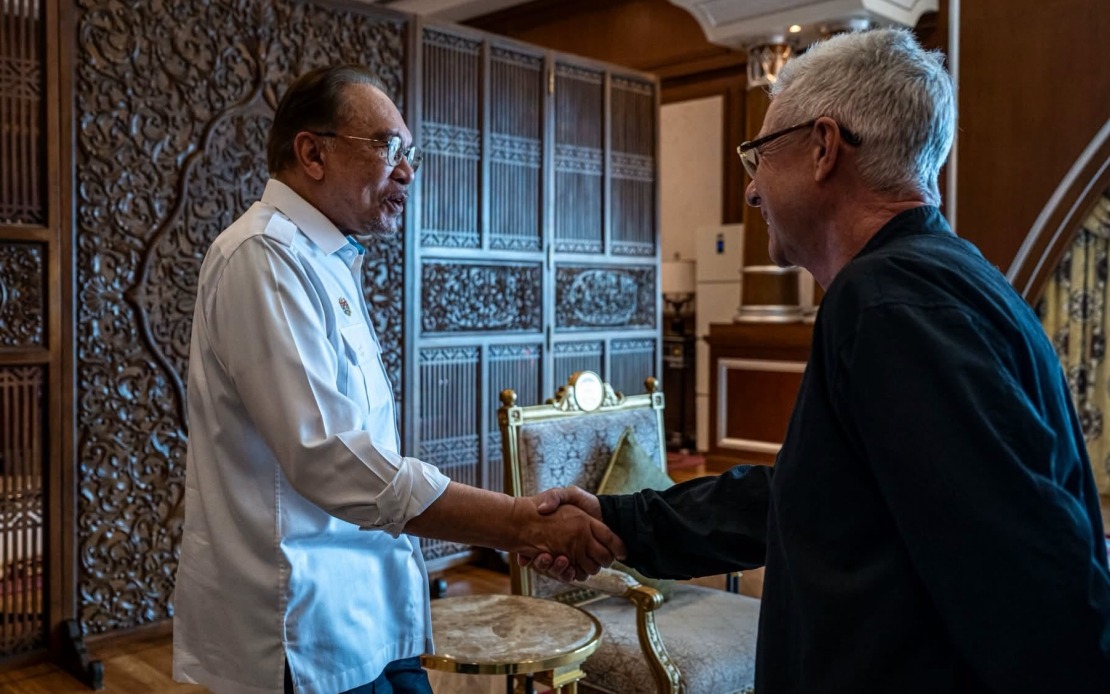 Anwar Discusses Formula 1 Event Planning With Singapore GP Director Ahead of October Bahrain Grand Prix