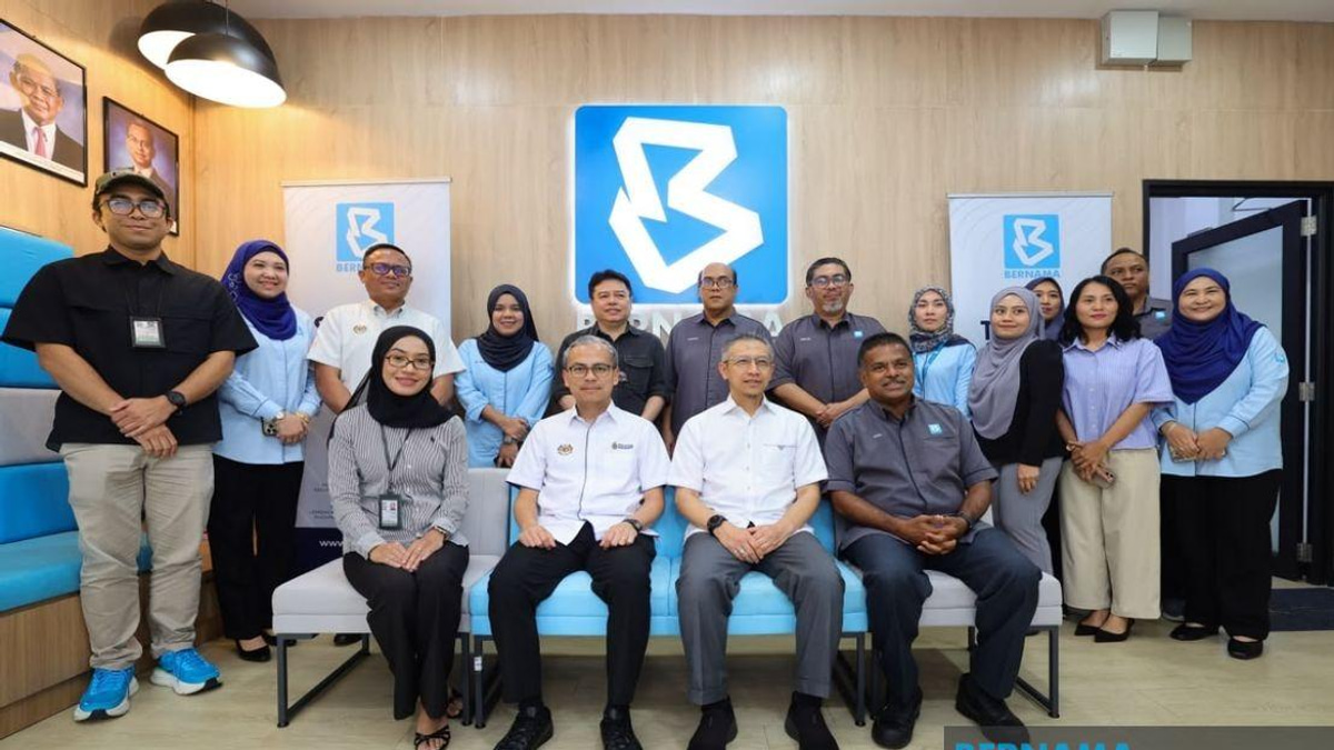 Communications Minister Fahmi Visits Bernama's Negeri Sembilan Election Operations Centre