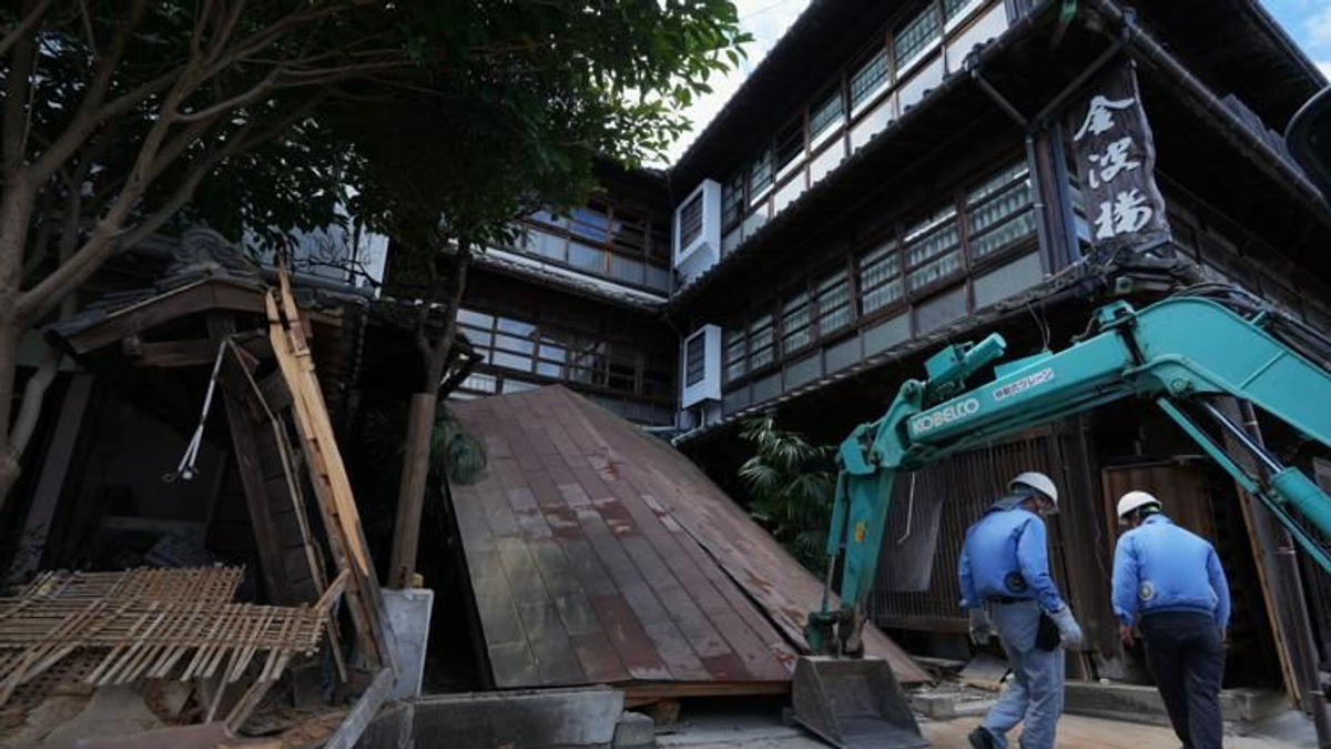 Heat stroke claims elderly woman sheltering in car as Kumamoto quake death toll reaches 36