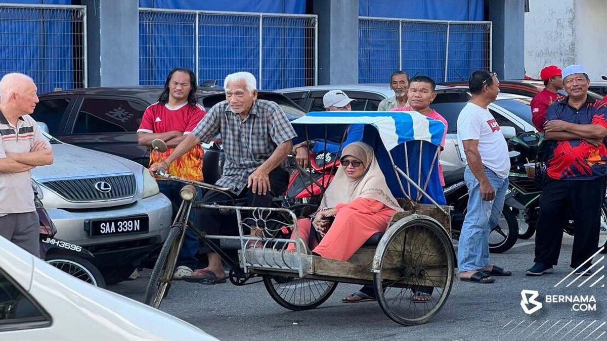 Anwar Thanks Elderly Couple Who Cycled to Meet Him in Johor