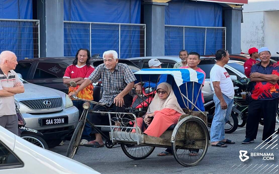 Anwar Thanks Elderly Couple Who Cycled to Meet Him in Johor
